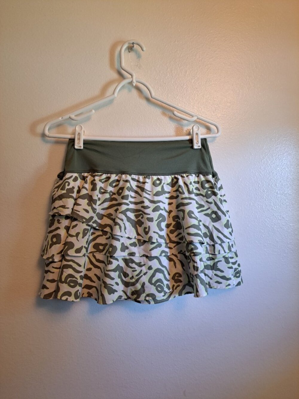 Aerie Offline Maggie Ruffle Tennis Skirt/Skort olive green animal print. - Picture 3 of 7